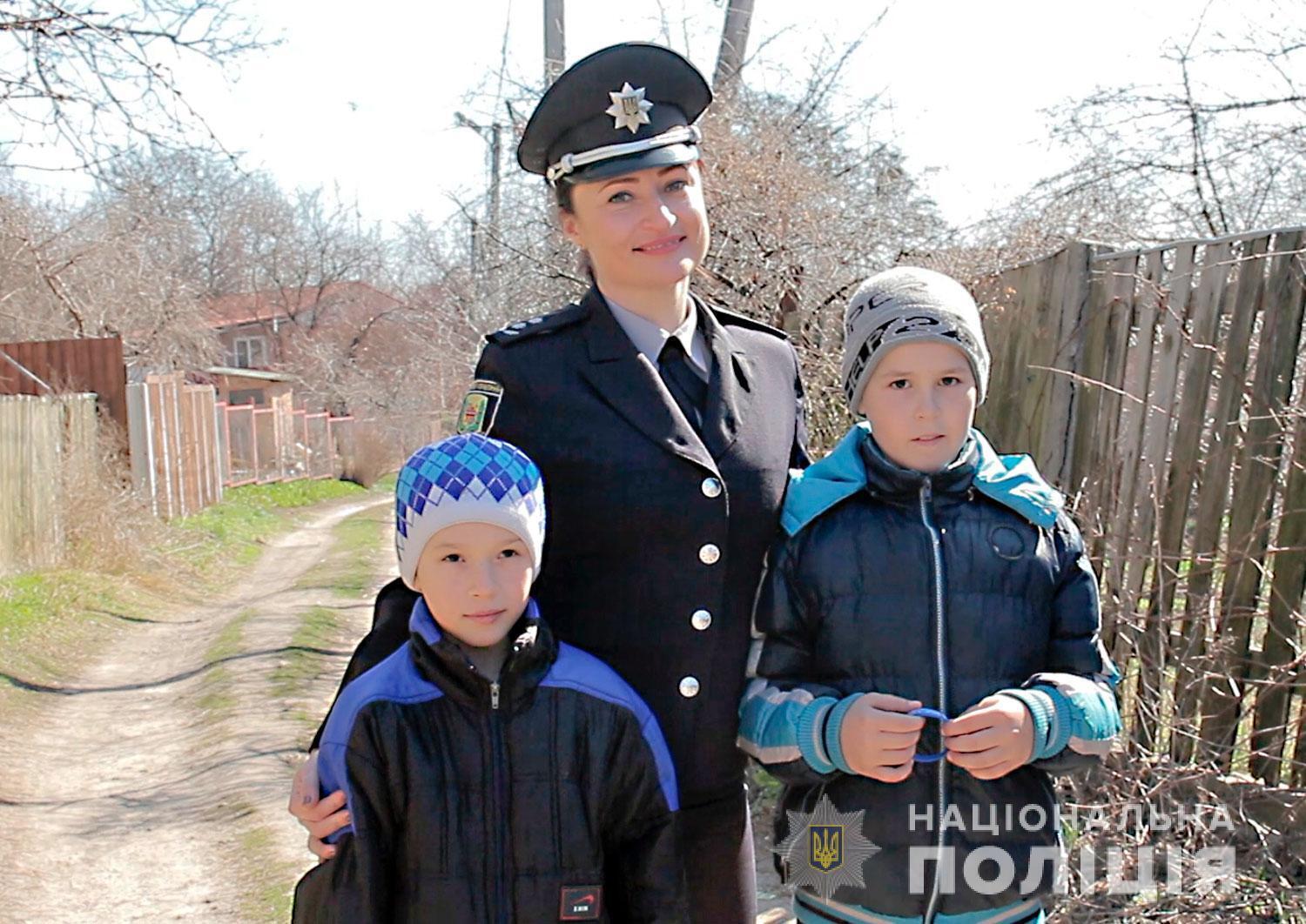 У Полтаві очільник поліції області нагородив 10-річного хлопчика і двох чоловіків за порятунок дитини, яка ледь не потонула у ставку