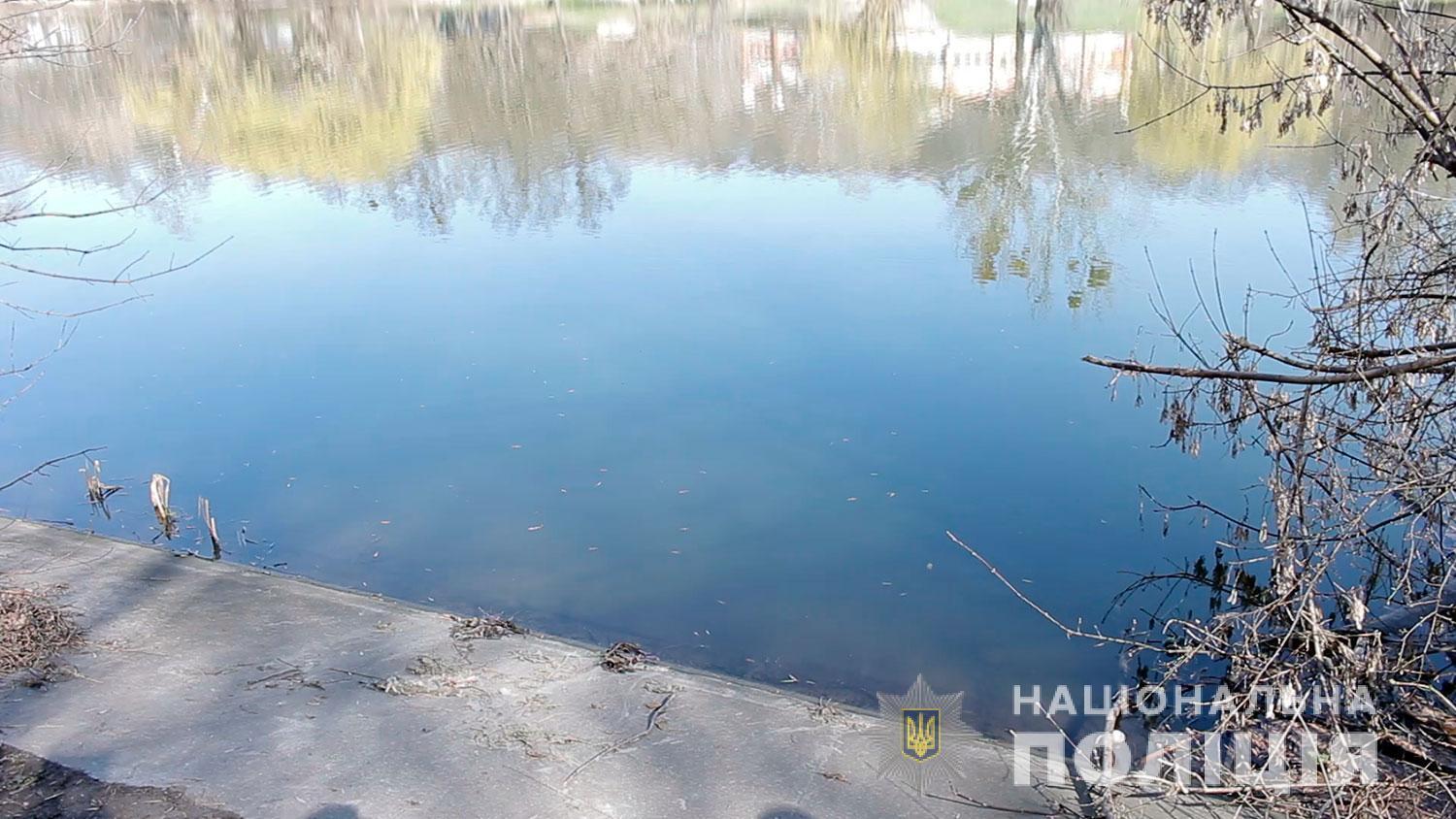 У Полтаві очільник поліції області нагородив 10-річного хлопчика і двох чоловіків за порятунок дитини, яка ледь не потонула у ставку