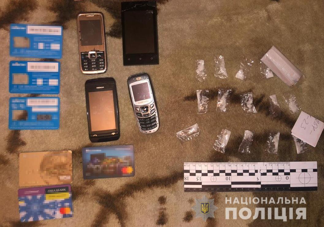 В Одесі правоохоронці вилучили у перехожого наркотичні засоби