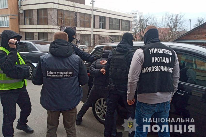 В Хмельницькому слідчі оголосили про підозру чоловікові, який продавав через інтернет прекурсори