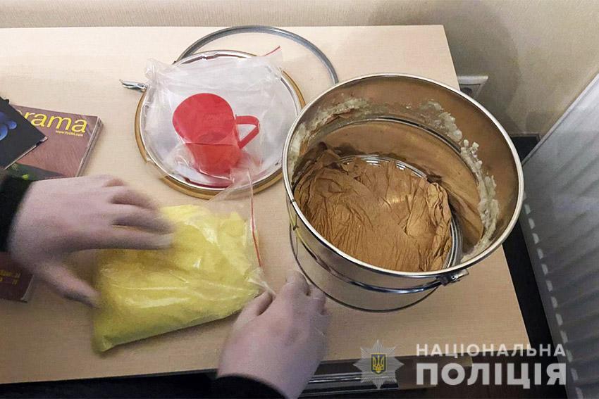 В Хмельницькому слідчі оголосили про підозру чоловікові, який продавав через інтернет прекурсори