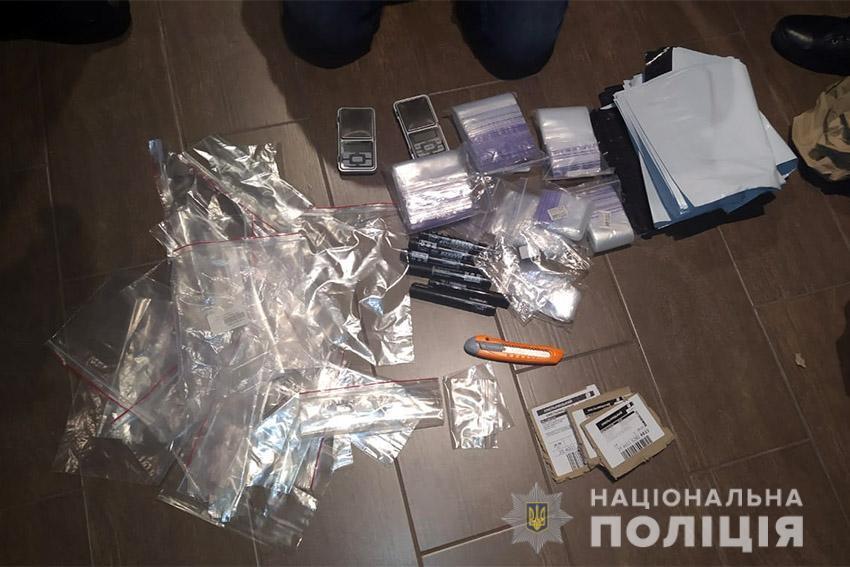 В Хмельницькому слідчі оголосили про підозру чоловікові, який продавав через інтернет прекурсори