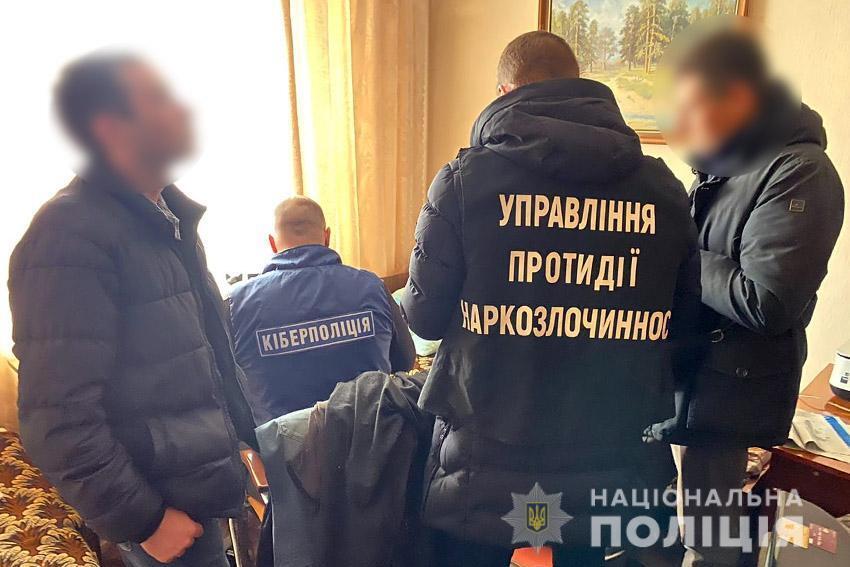 В Хмельницькому слідчі оголосили про підозру чоловікові, який продавав через інтернет прекурсори