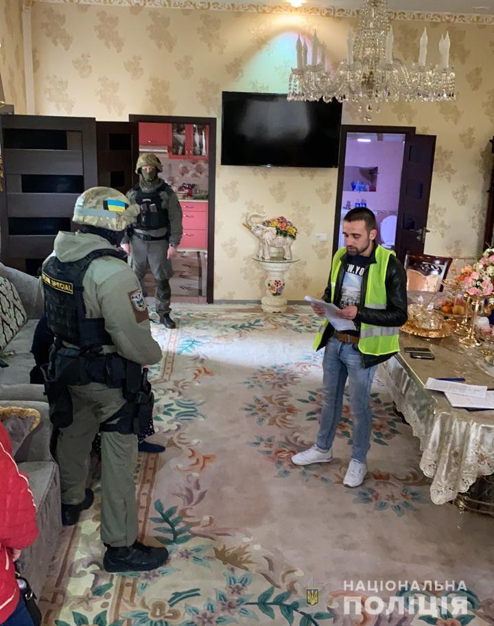 Поліцейські затримали етнічну групу за збут наркотиків на території Києва