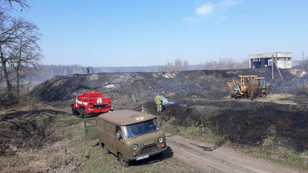 Черкаська область: триває ліквідація пожежі покладів торфу у селищі Ірдинь (ВІДЕО)