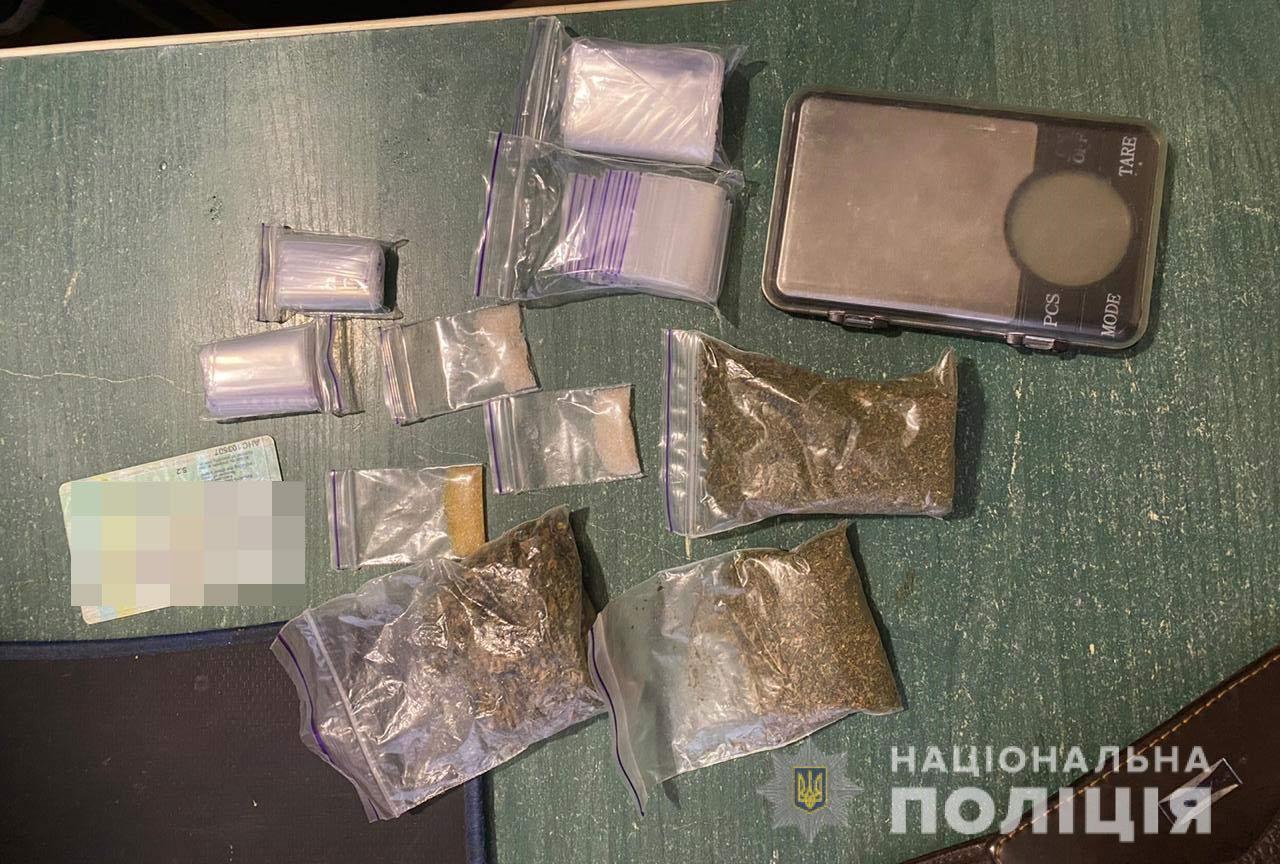 На Дніпропетровщині поліцейські затримали наркозбувачів, які облаштували будинок під вирощування галюциногенних грибів