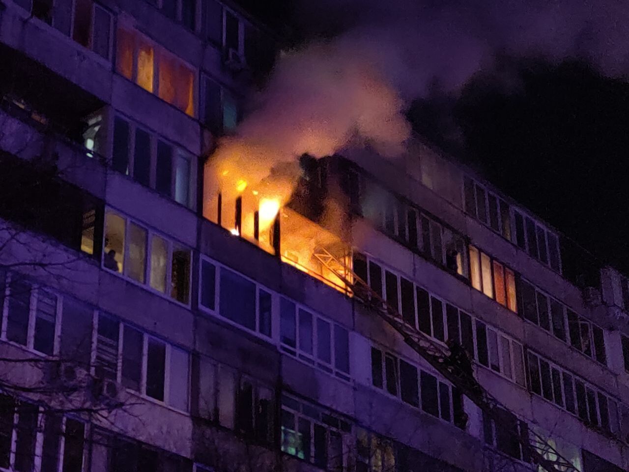 м. Київ: під час гасіння пожежі в житловому будинку вогнеборці врятували жінку, евакуювали 10 осіб, з них 1 дитину
