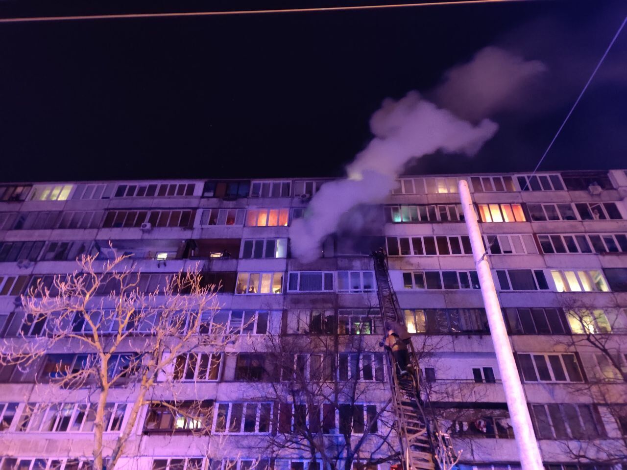 м. Київ: під час гасіння пожежі в житловому будинку вогнеборці врятували жінку, евакуювали 10 осіб, з них 1 дитину