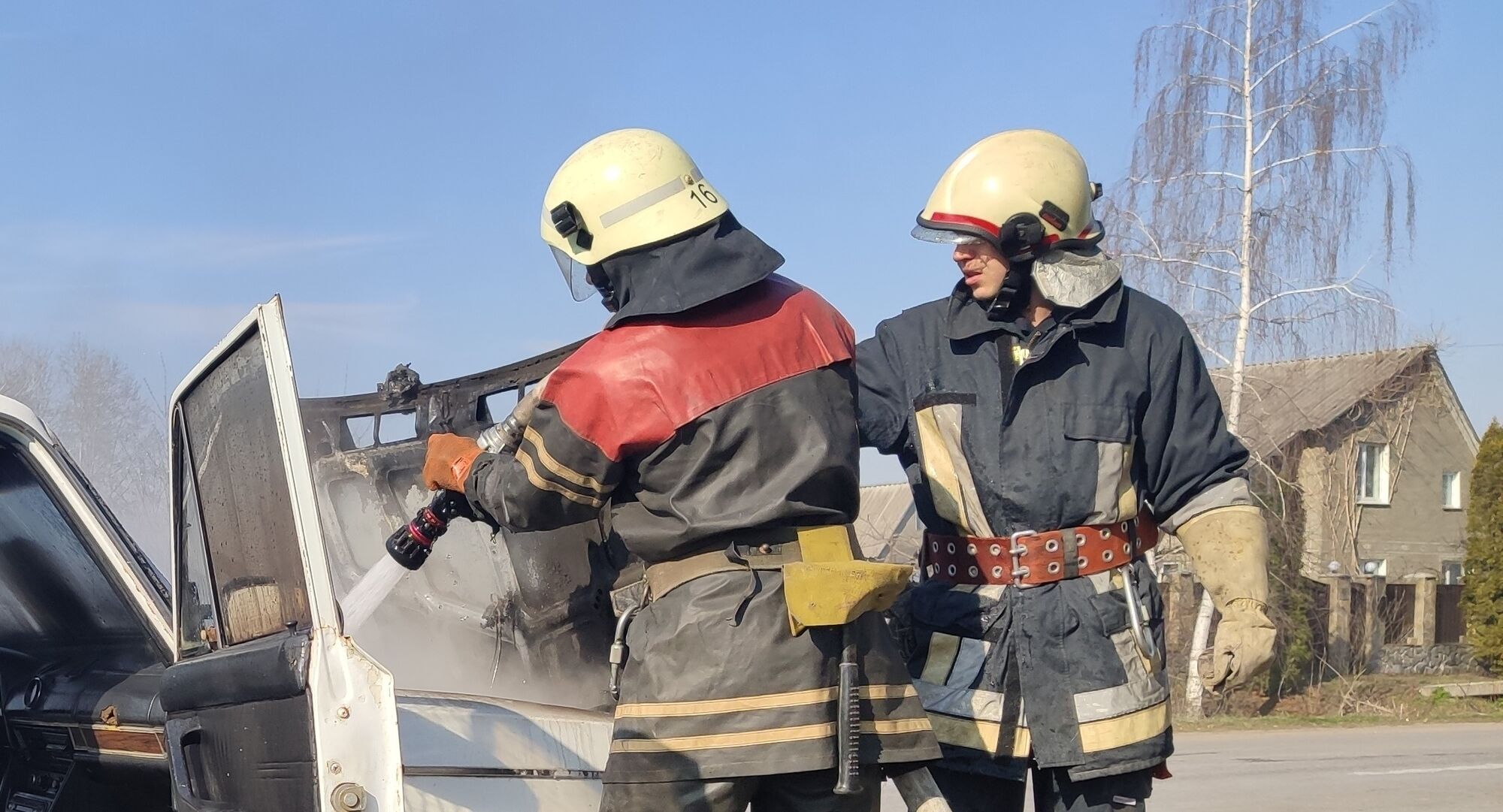 Сумська область: вогнеборці ліквідували загоряння легковика