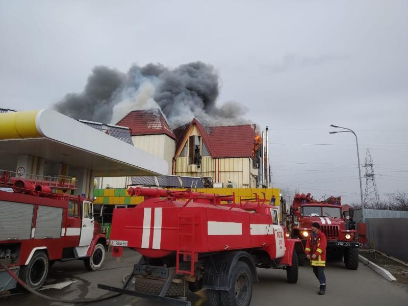 Київська область: рятувальники локалізували пожежу в трьохповерховій будівлі готельно-ресторанного комплексу ''Чабани''