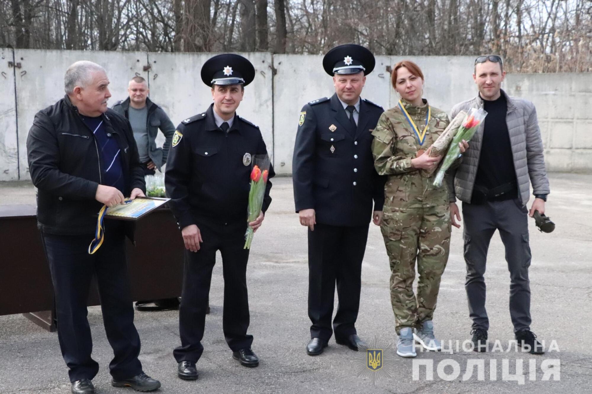 У Харкові жінки-поліцейські змагалися у стрільбі