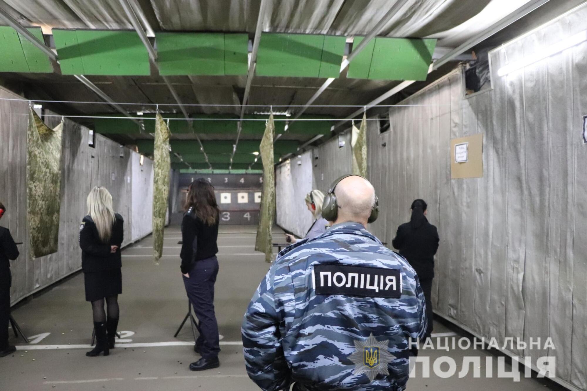 У Харкові жінки-поліцейські змагалися у стрільбі
