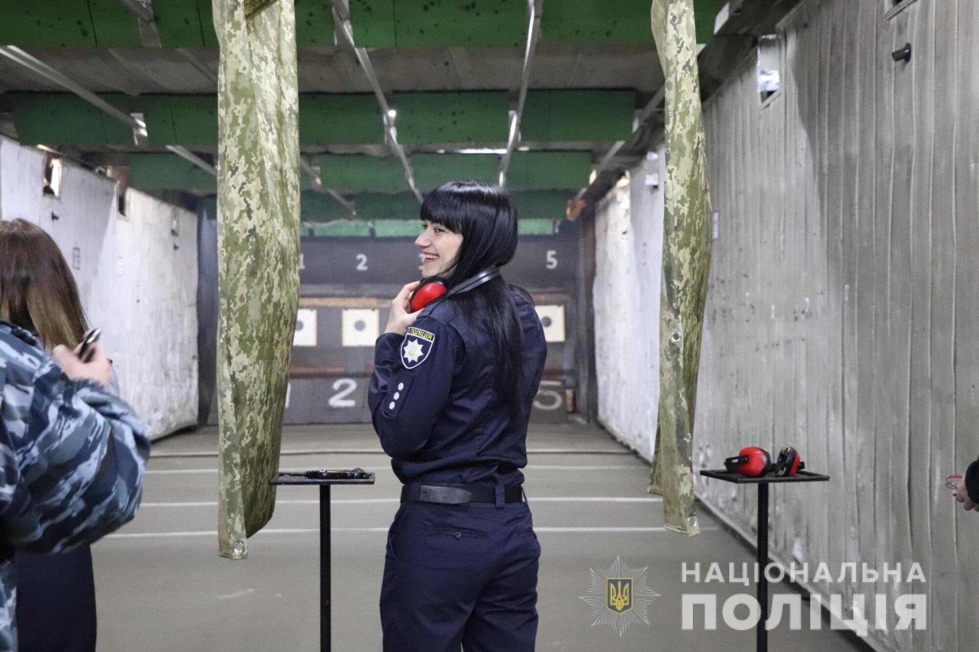 У Харкові жінки-поліцейські змагалися у стрільбі