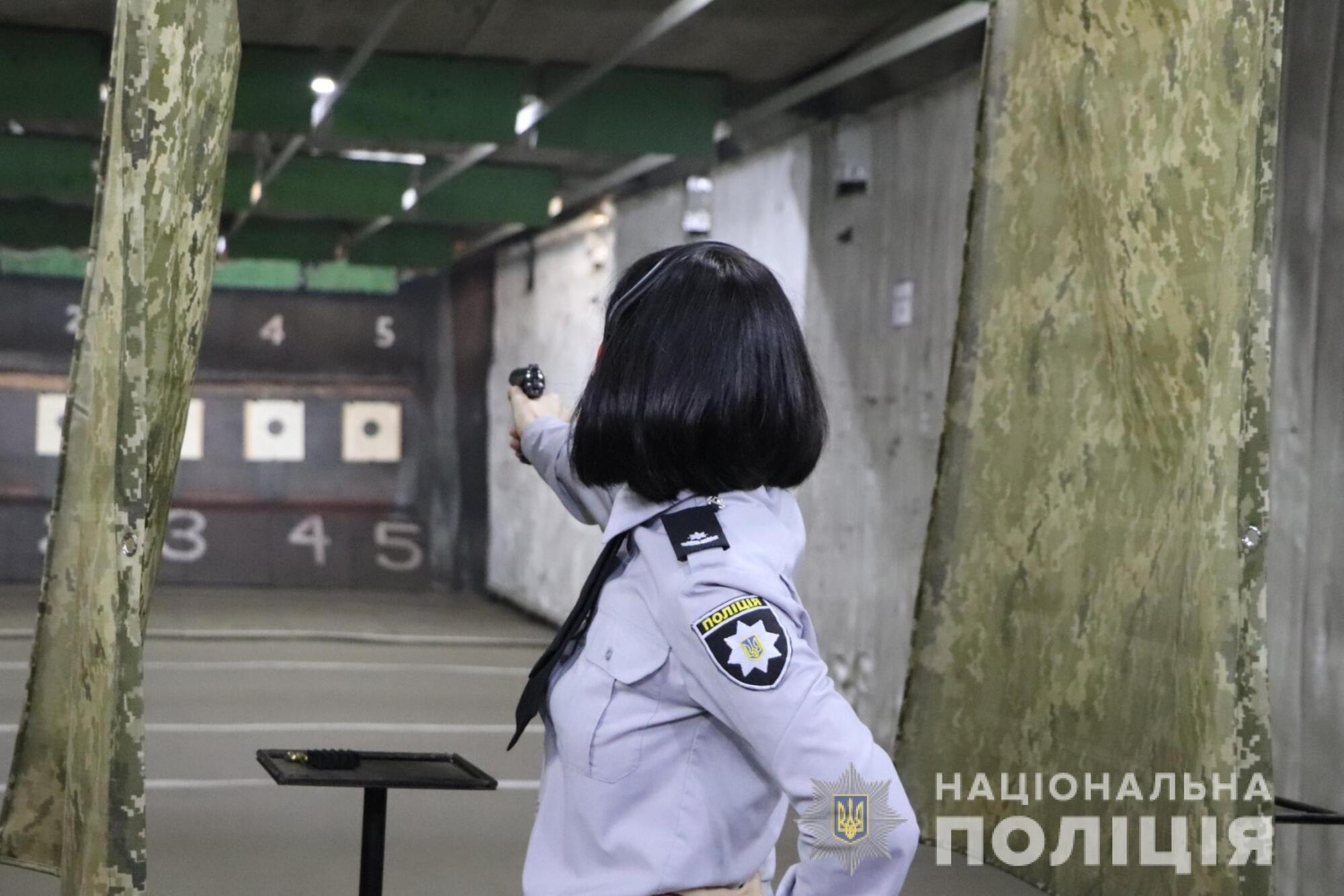 У Харкові жінки-поліцейські змагалися у стрільбі