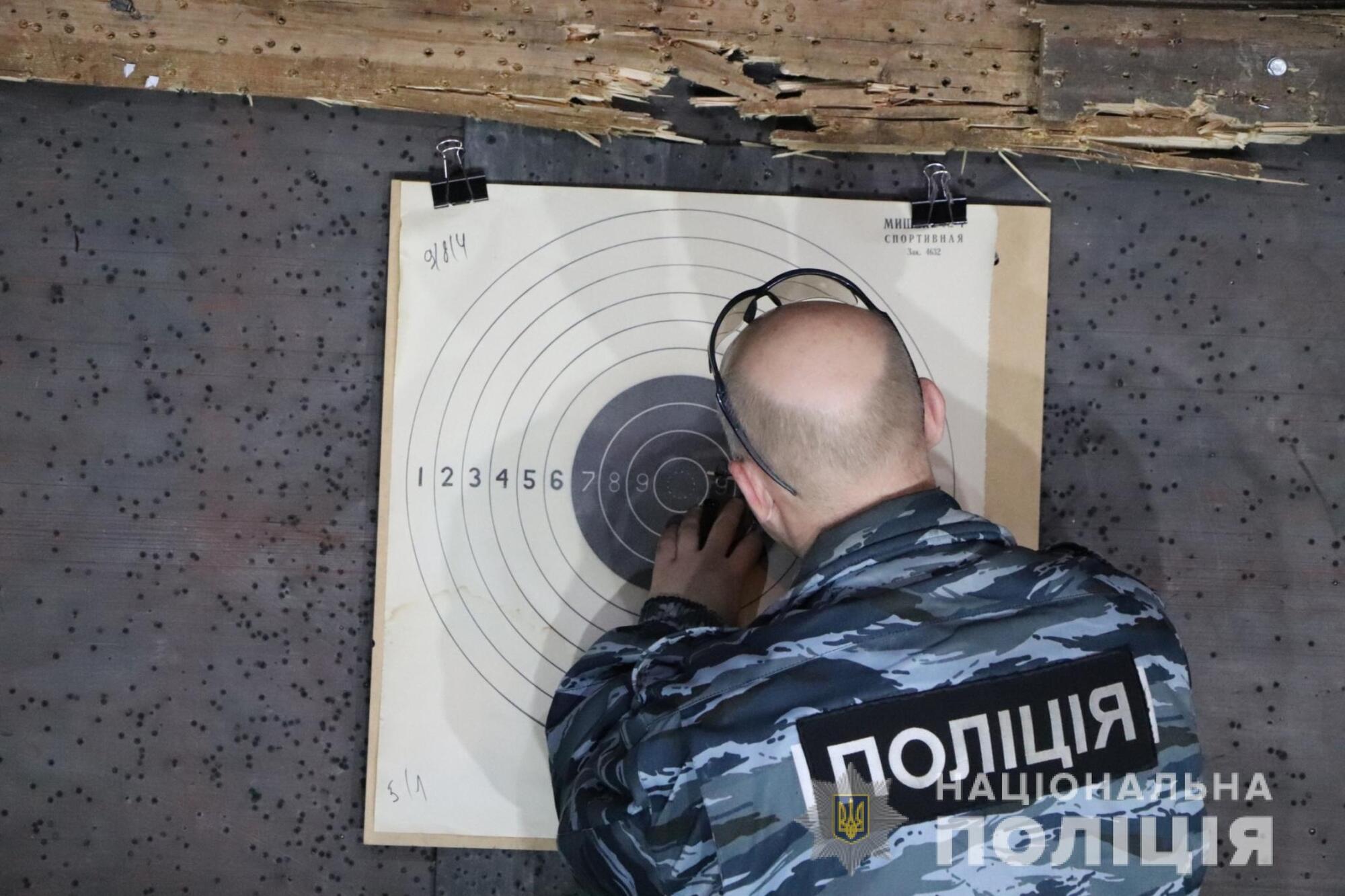 У Харкові жінки-поліцейські змагалися у стрільбі