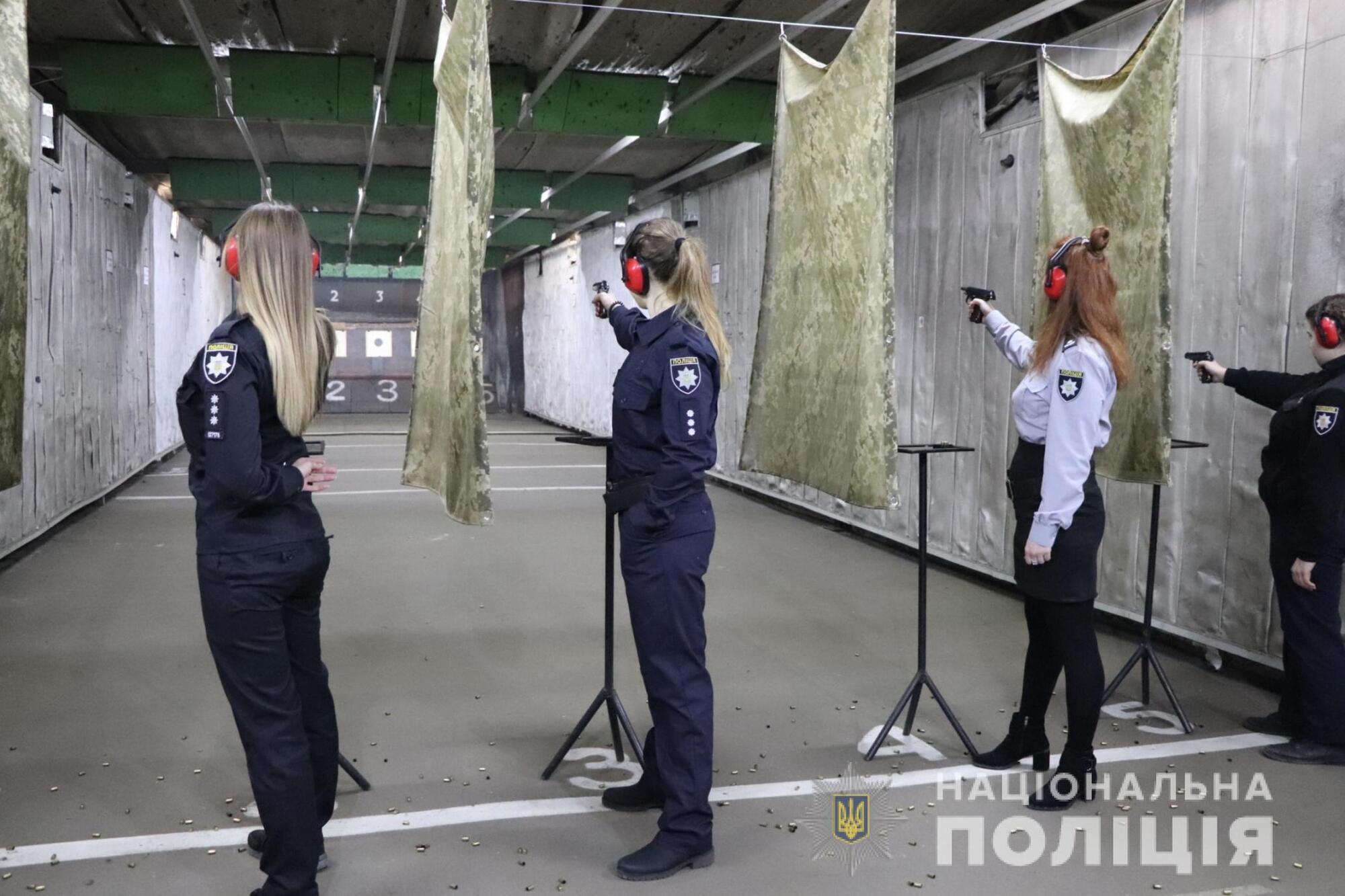 У Харкові жінки-поліцейські змагалися у стрільбі