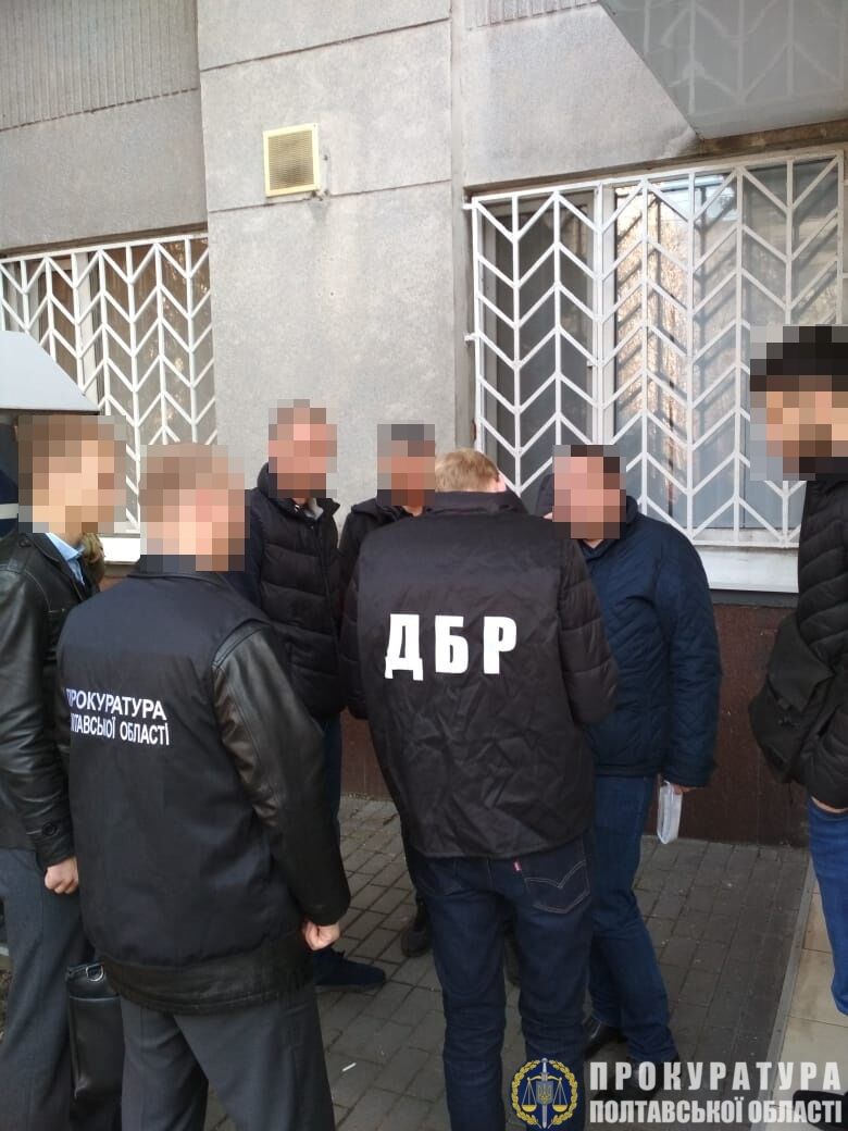 Прокуратура спільно з правоохоронцями викрили двох поліцейських, які підозрюються в одержанні неправомірної вигоди за видачу дозвільних документів на зброю (ФОТО)