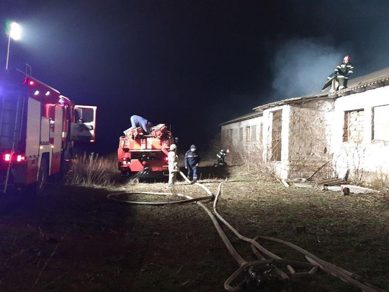 Кіровоградська область: рятувальники ДСНС приборкали пожежу господарчої будівлі