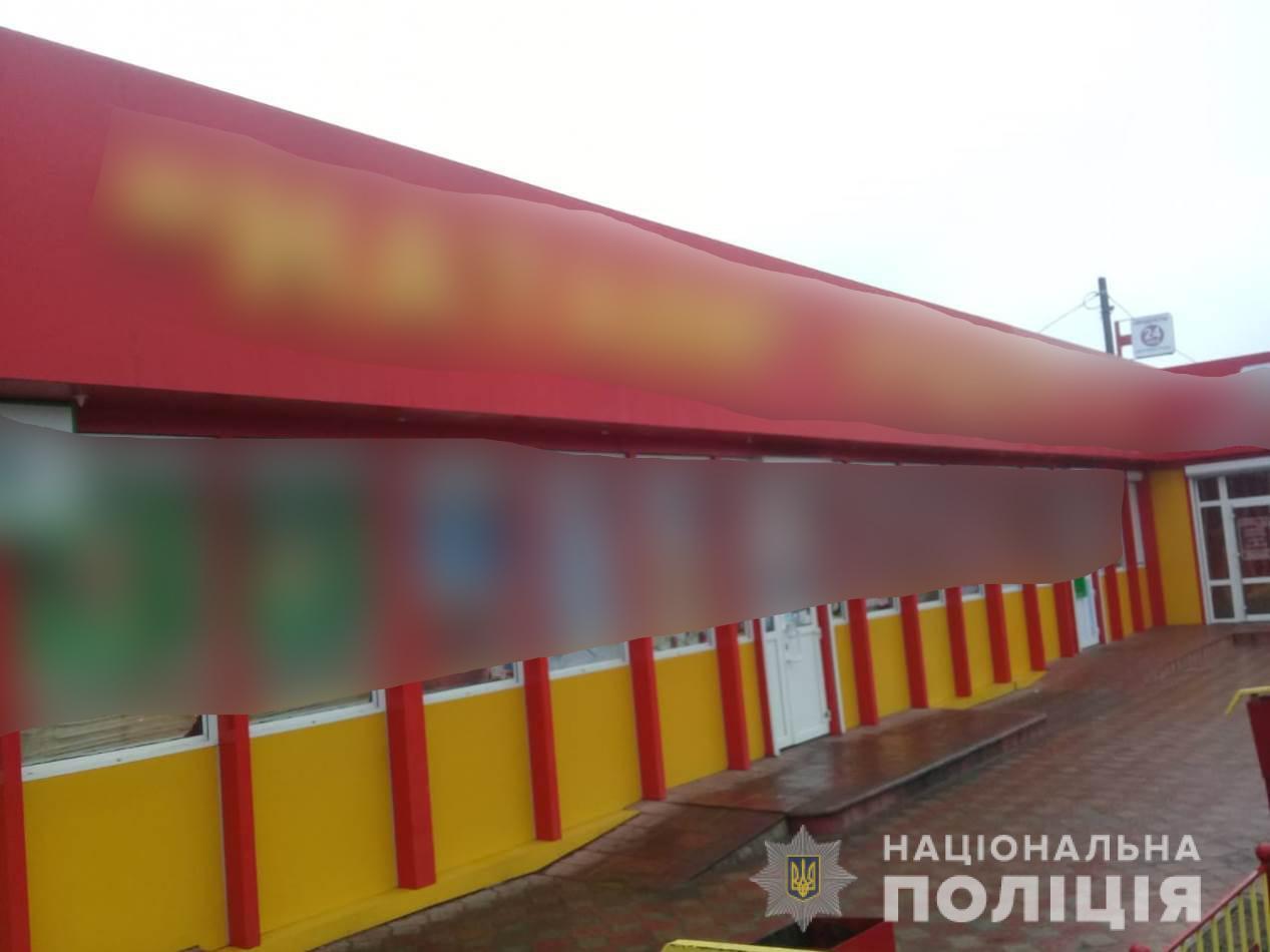 На Харківщині поліцейські оперативно затримали чоловіків, які за ніч скоїли два розбої