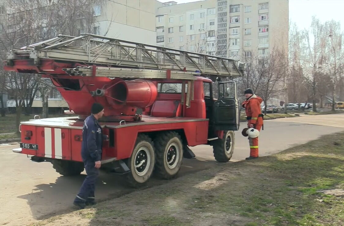 Житомирська область: рятувальники допомогли юнакові спуститися з дерева на землю