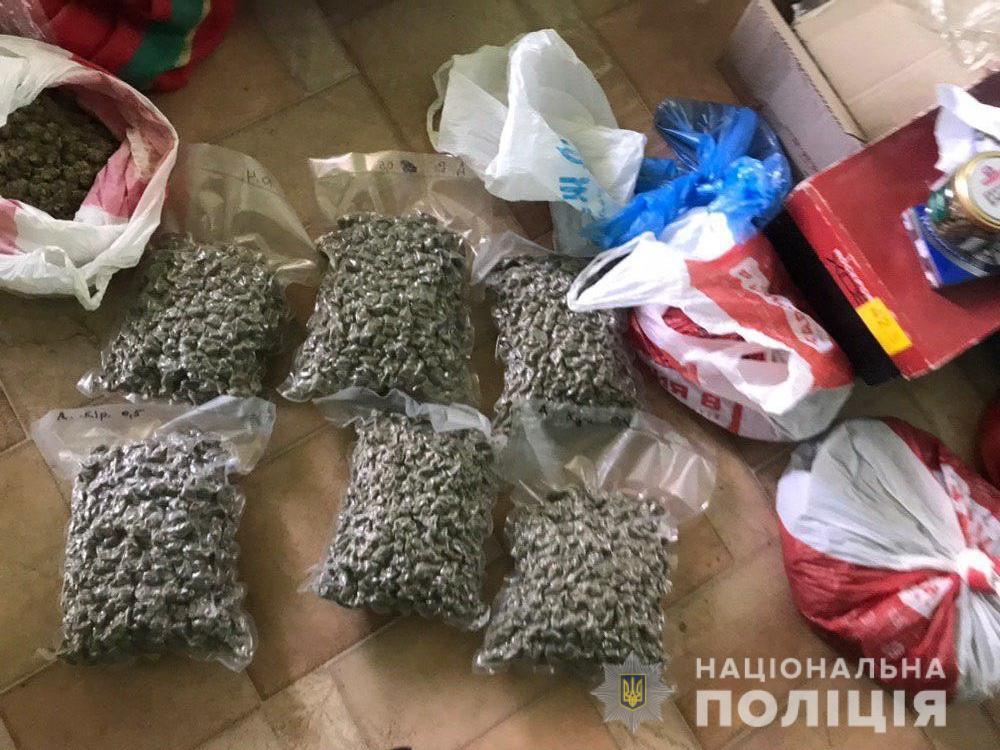 Одеські правоохоронці вилучили в іноземця 15 кілограмів наркотиків та зброю