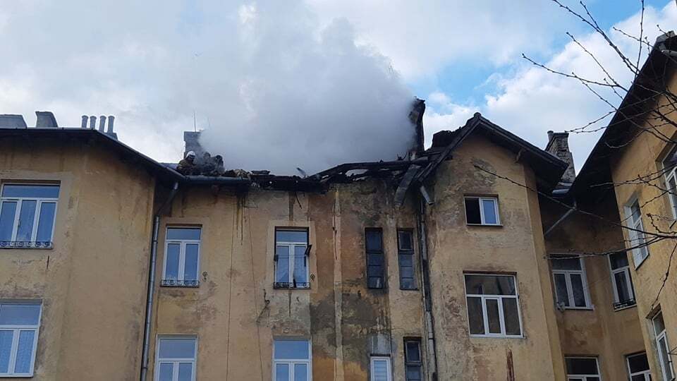 Львів: на пожежі житлового будинку врятовано 4 особи, 50 осіб виведено на свіже повітря