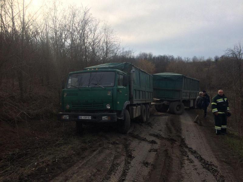 Кіровоградська область: рятувальники надали допомогу водіям 3-х автомобілів на складних ділянках доріг