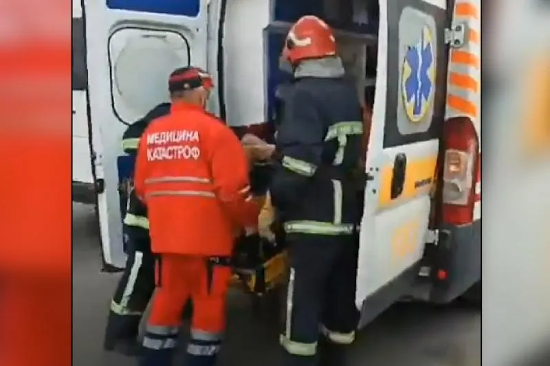 У Хмельницькому під час ліквідації пожежі під автомобільним мостом вогнеборці врятували чоловіка (ВІДЕО)