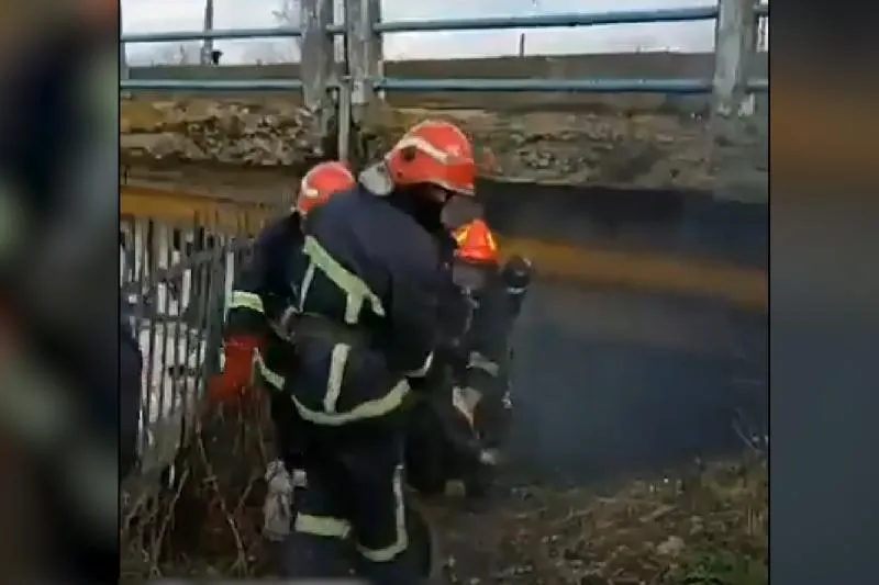 У Хмельницькому під час ліквідації пожежі під автомобільним мостом вогнеборці врятували чоловіка (ВІДЕО)