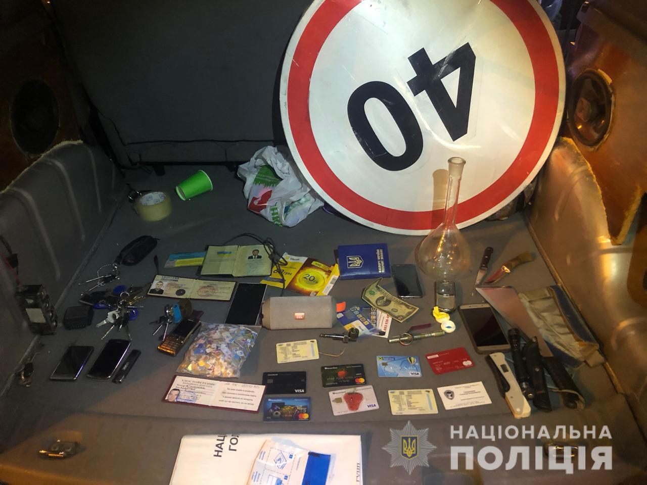 На Київщині поліція затримала зловмисника, який представившись прокурором, пограбував чоловіка