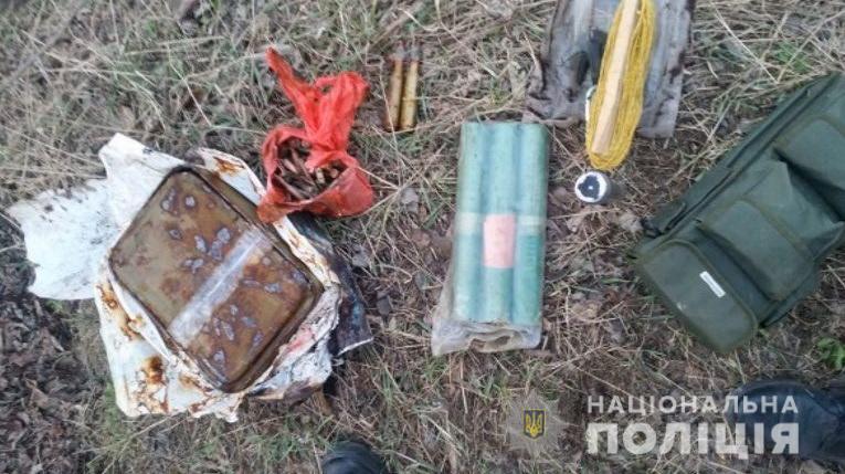 На Луганщині поліція в ході досудового слідства виявила ще дві схованки зі зброєю та боєприпасами