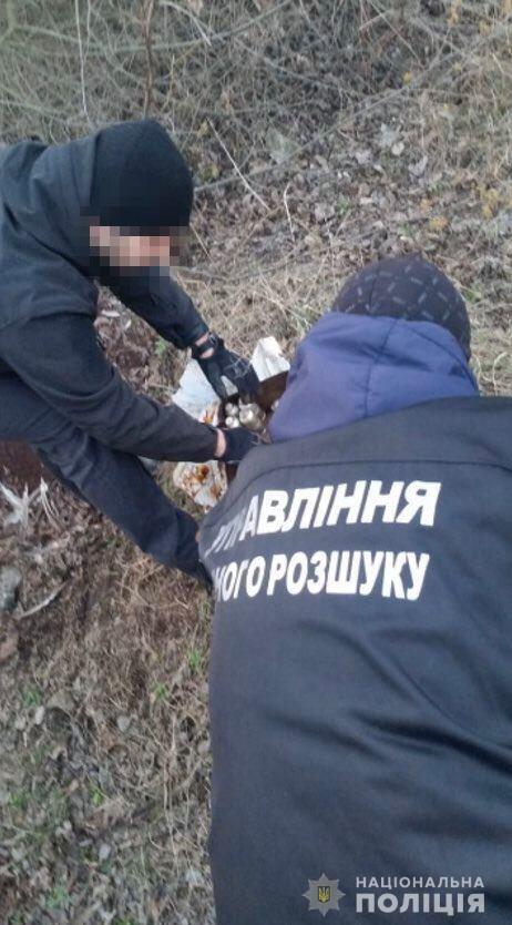 На Луганщині поліція в ході досудового слідства виявила ще дві схованки зі зброєю та боєприпасами