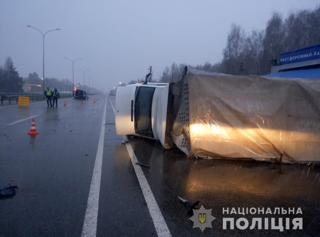 На Київщині в результаті дорожньо-транспортної пригоди постраждало семеро людей