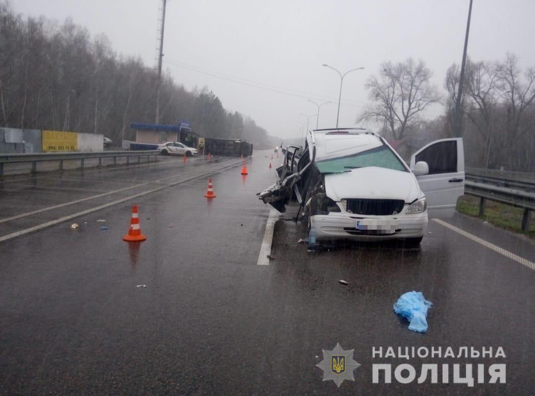 На Київщині в результаті дорожньо-транспортної пригоди постраждало семеро людей