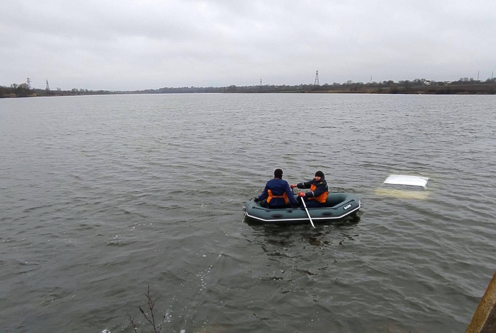На Вінниччині рятувальники дістали з водойми автомобіль