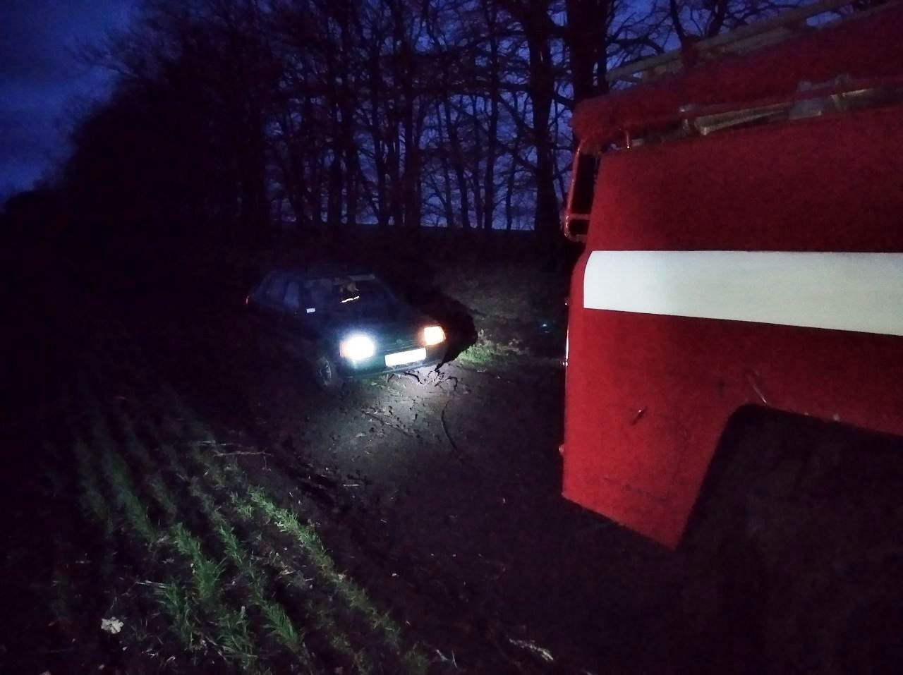 На Кіровоградщині рятувальники надали допомогу водіям 2-х автомобілів на складних ділянках доріг