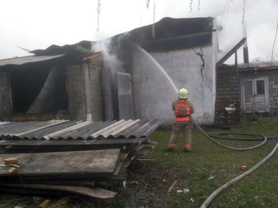 У Закарпатській області рятувальники ліквідували пожежу на території цеху з виготовлення меблів