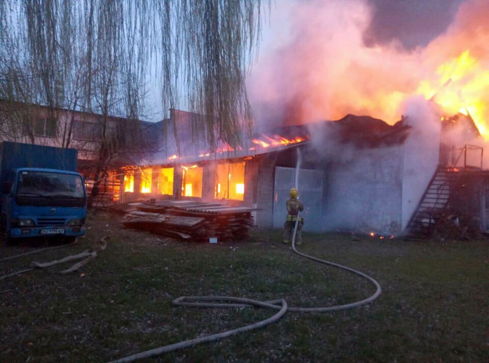 У Закарпатській області рятувальники ліквідували пожежу на території цеху з виготовлення меблів