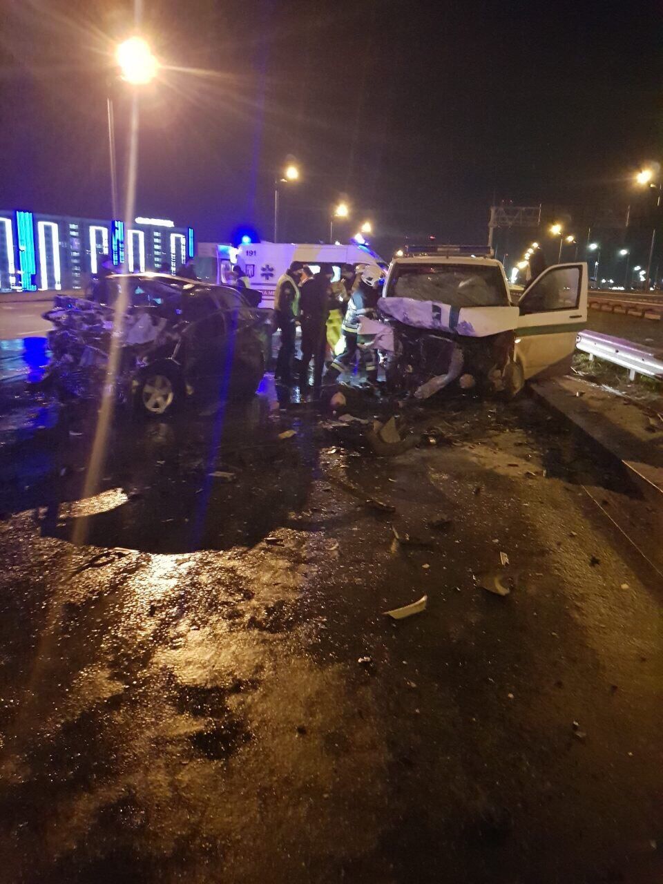 Київ: рятувальники ліквідували пожежу в авто, яке потрапило в ДТП