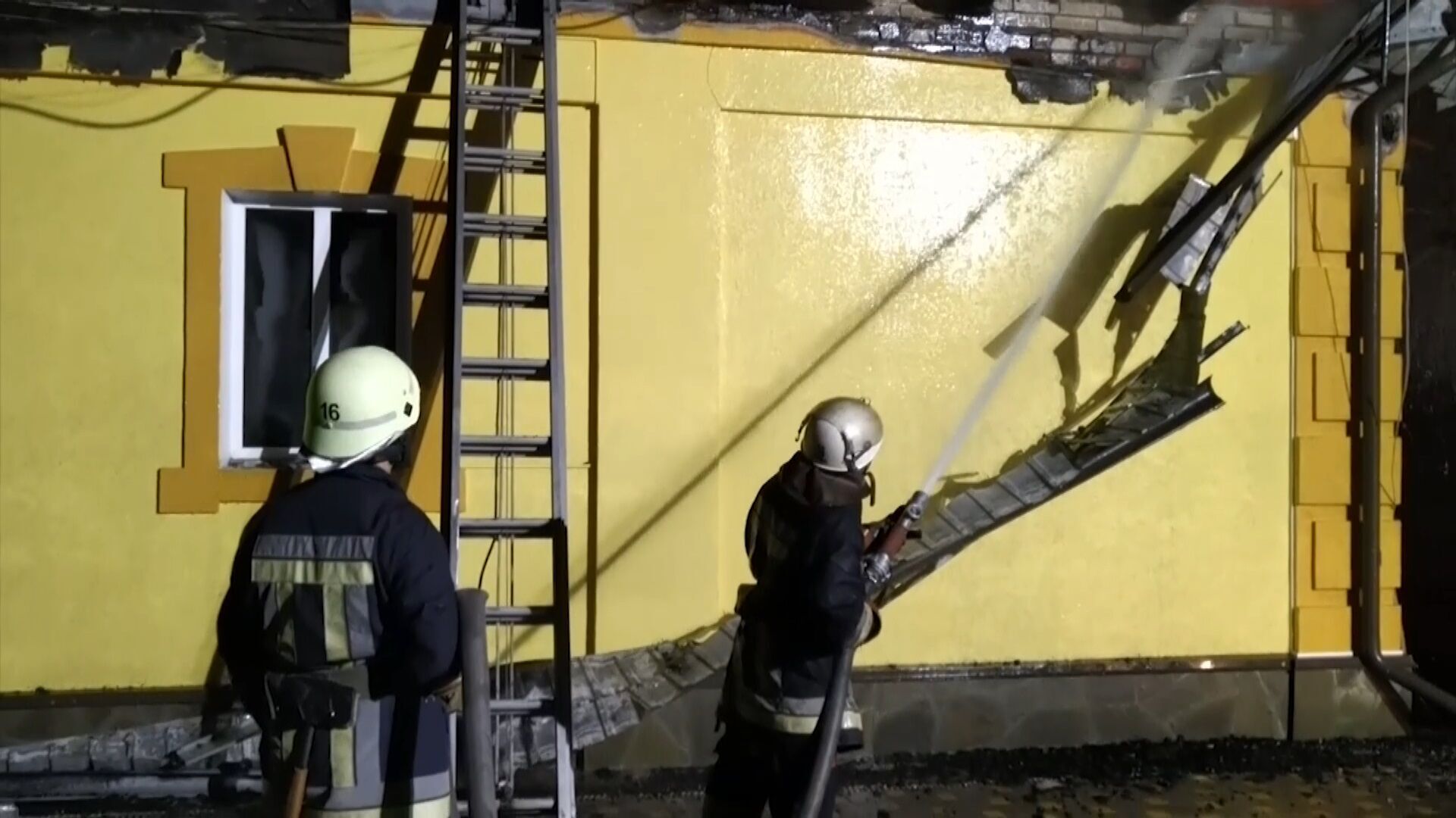 Сумська область: приборкуючи загоряння будинку, вогнеборці врятували 2 гаража, 2 автомобіля, 3 господарчі споруди