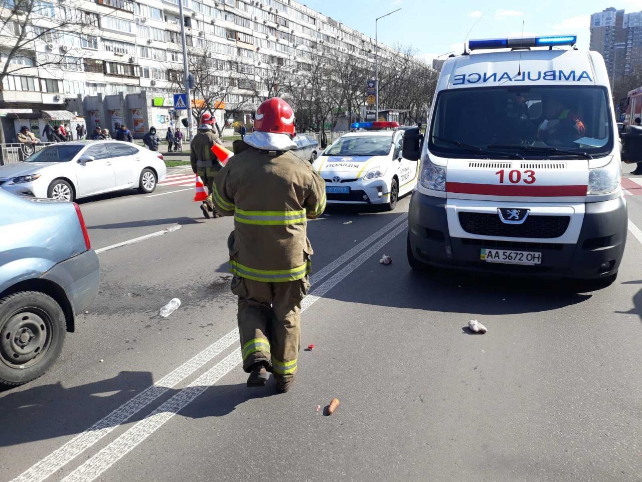 Київ: рятувальники надали допомогу жінці та дитині, яких збило авто