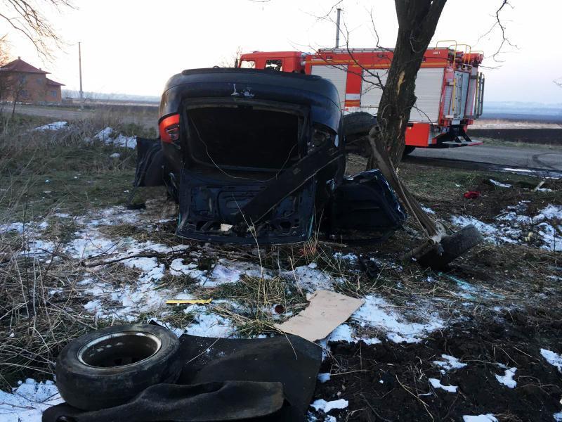 Чернівецька область: рятувальники деблокували потерпілого з авто, яке потрапило у ДТП