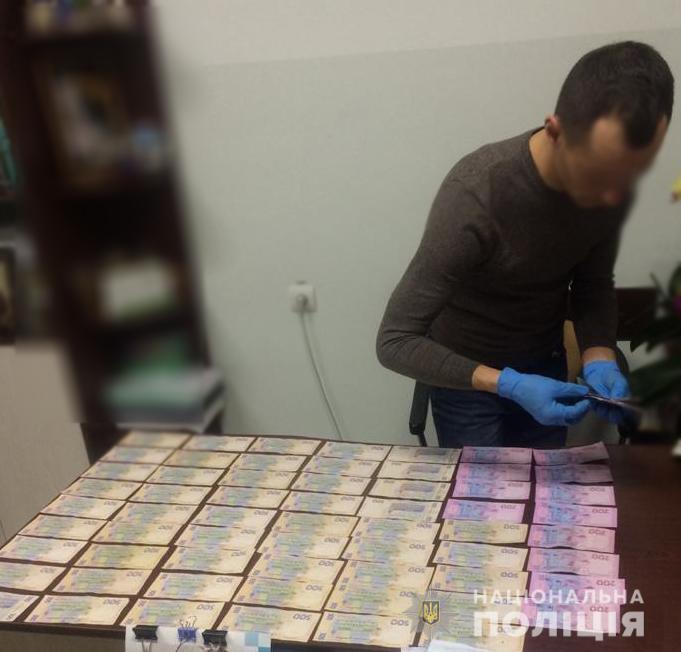 Поліцейські повідомили підозру посадовим особам в одержанні неправомірної вигоди