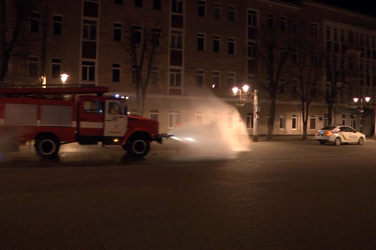 Рятувальники Хмельниччини у взаємодії із правоохоронцями провели дезінфекцію вулиць обласного центру (ВІДЕО)
