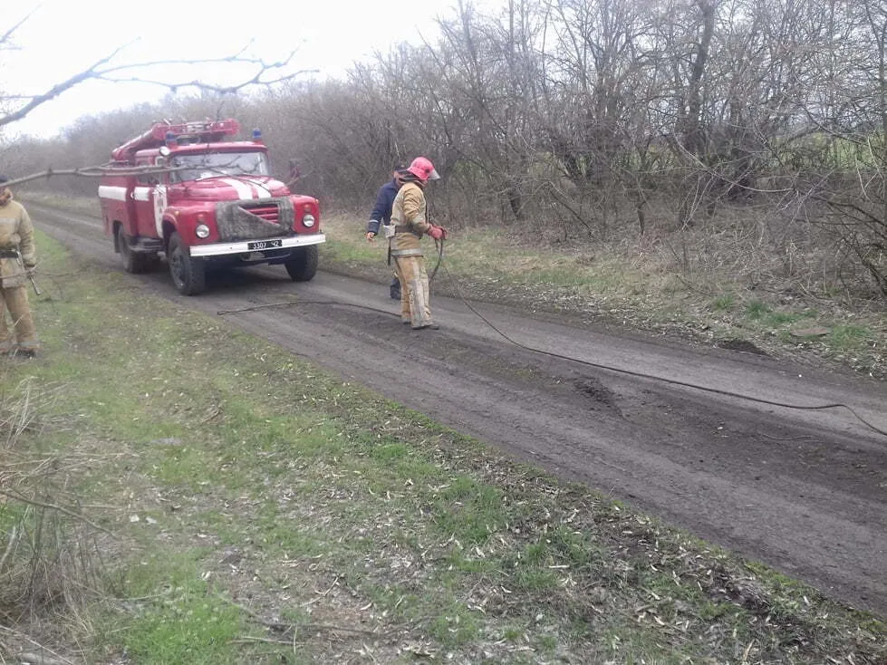 На Кіровоградщині рятувальники надали допомогу водію вантажівки на складній ділянці автошляху