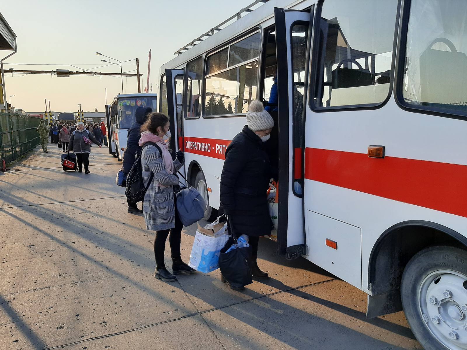 Рятувальники Львівщини надають допомогу громадянам України, які повертаються додому