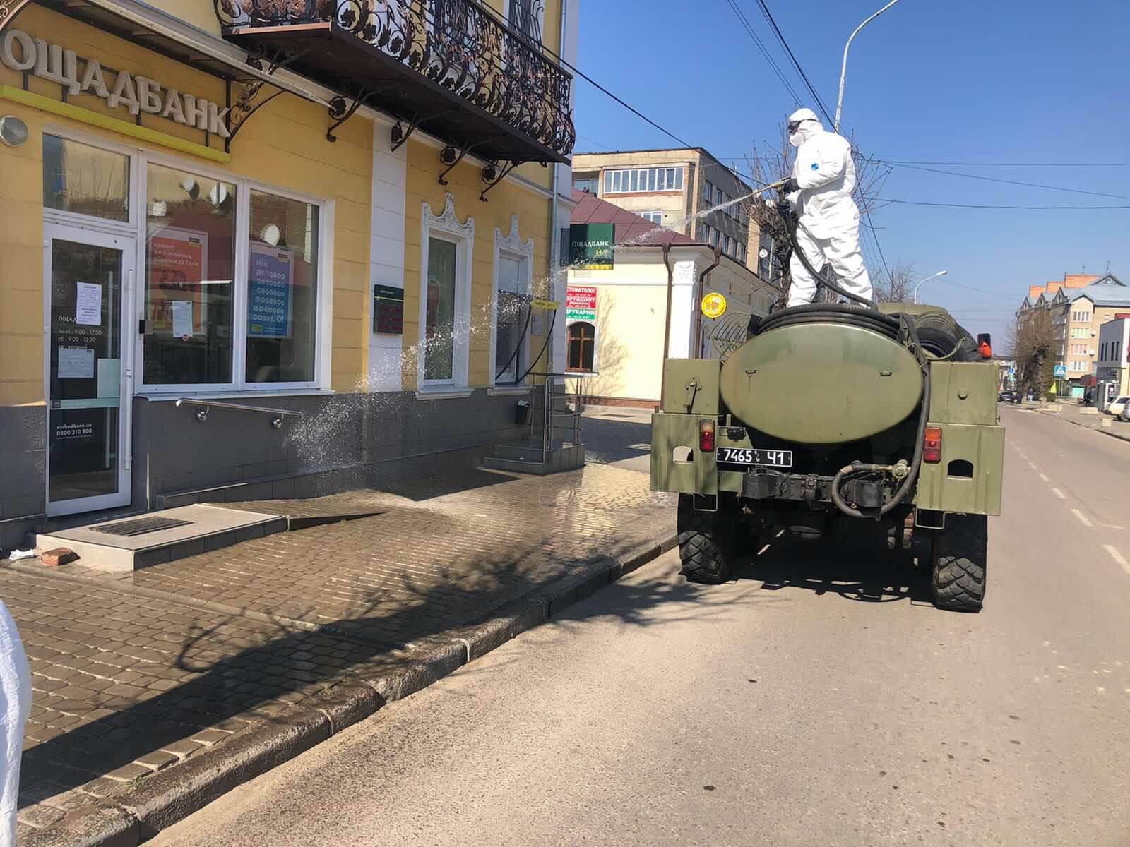 На Львівщині рятувальники проводять дезінфекцію місць імовірного скупчення людей
