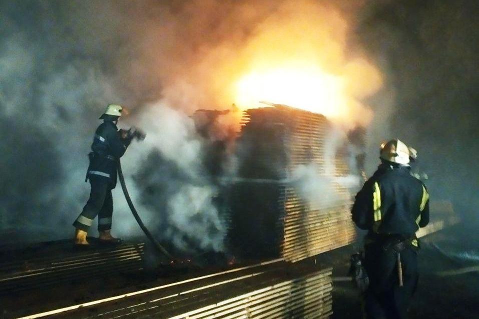 Чернігівська область: вогнеборці ліквідували пожежу навісу для зберігання відходів деревини
