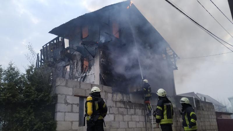 м. Київ: рятувальники ліквідували пожежу в приватному будинку