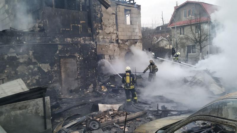 м. Київ: рятувальники ліквідували пожежу в приватному будинку